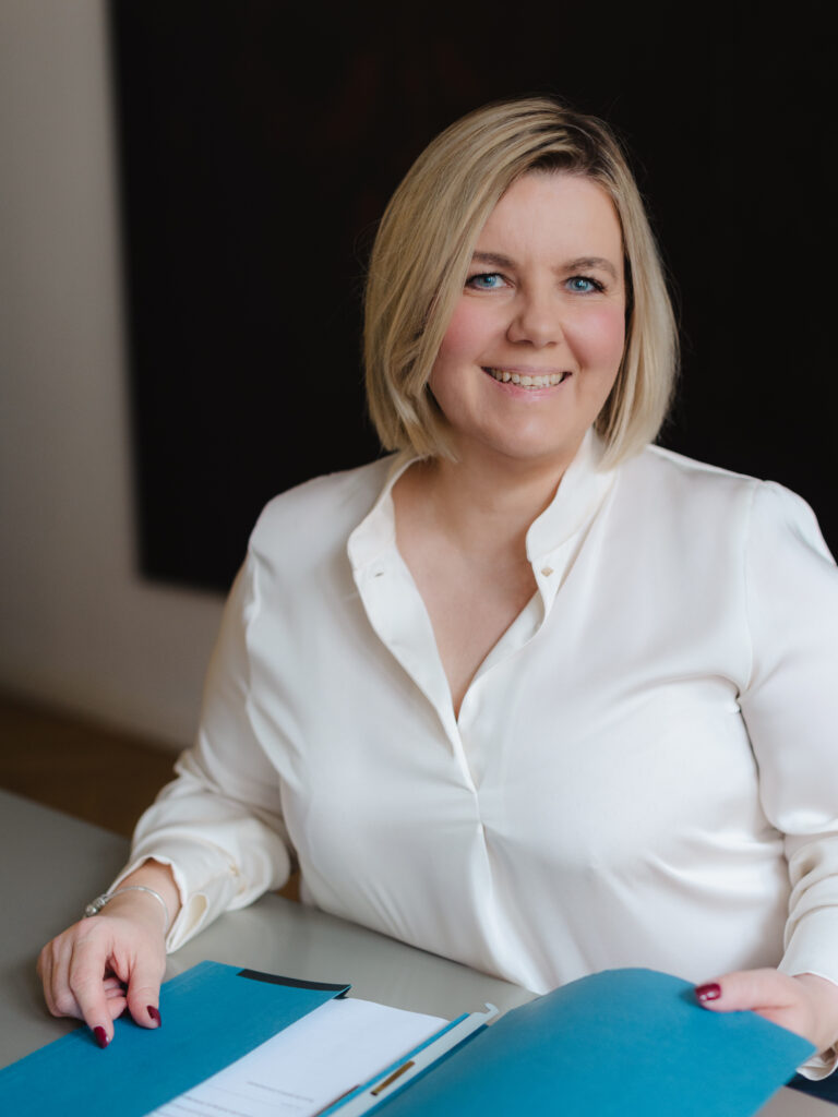 Anwalt Ulrike Meyer sitzt am Tisch